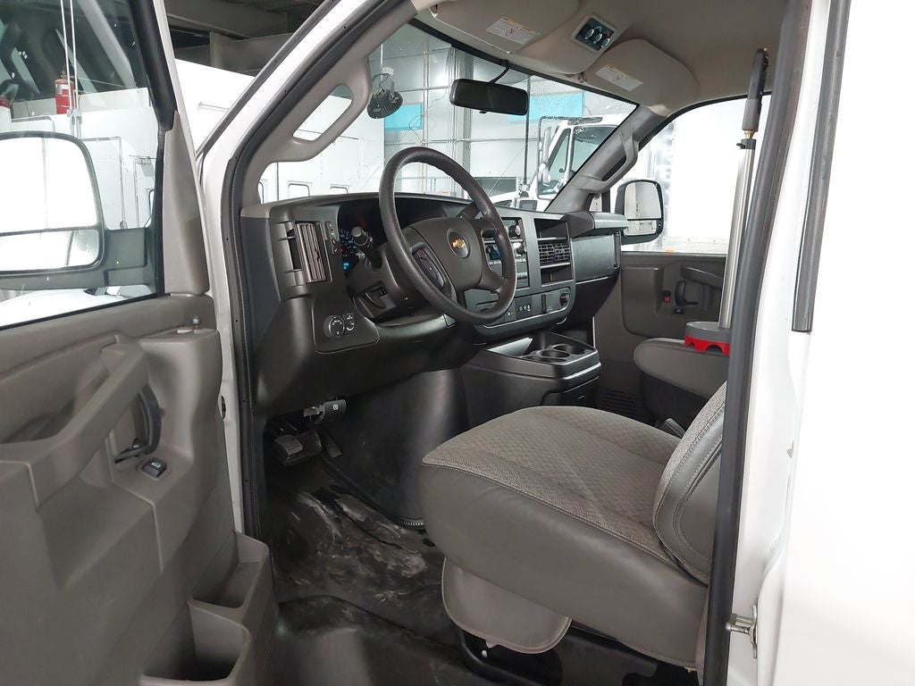 2023 Chevrolet Express Passenger 3500 1LS