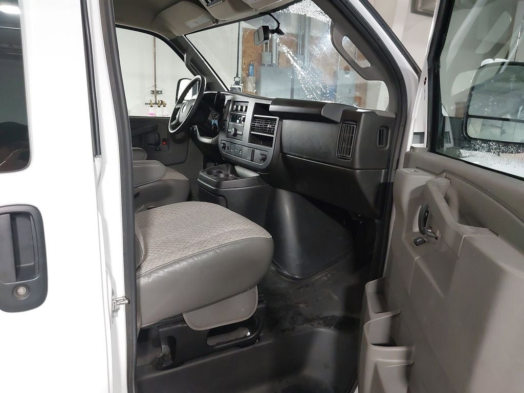 2023 Chevrolet Express Passenger 3500 1LS