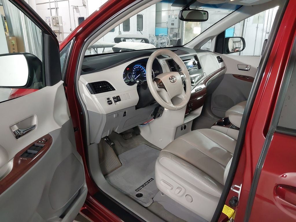 2013 Toyota Sienna XLE AAS
