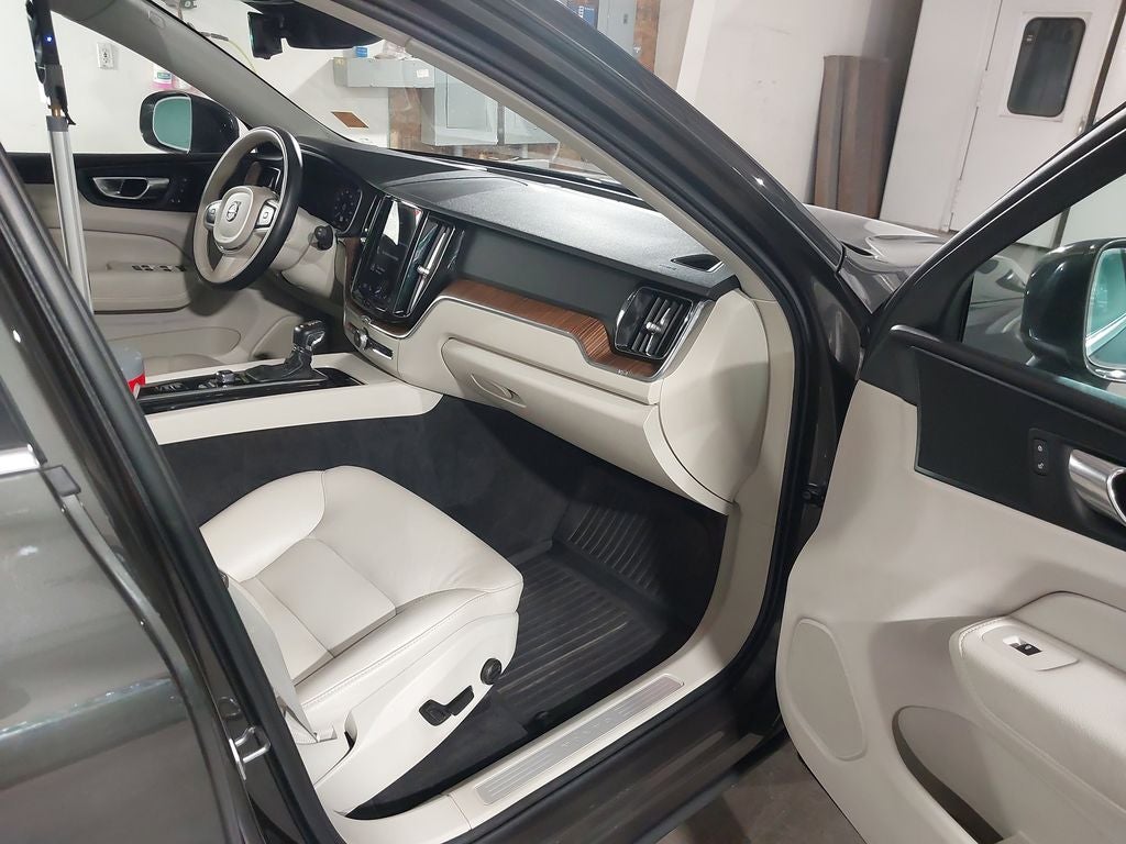 2021 Volvo XC60 Momentum