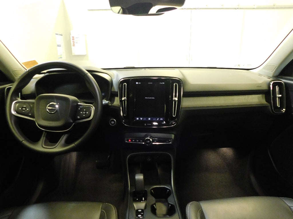 2025 Volvo XC40 Core Bright Theme CERTIFIED AWD